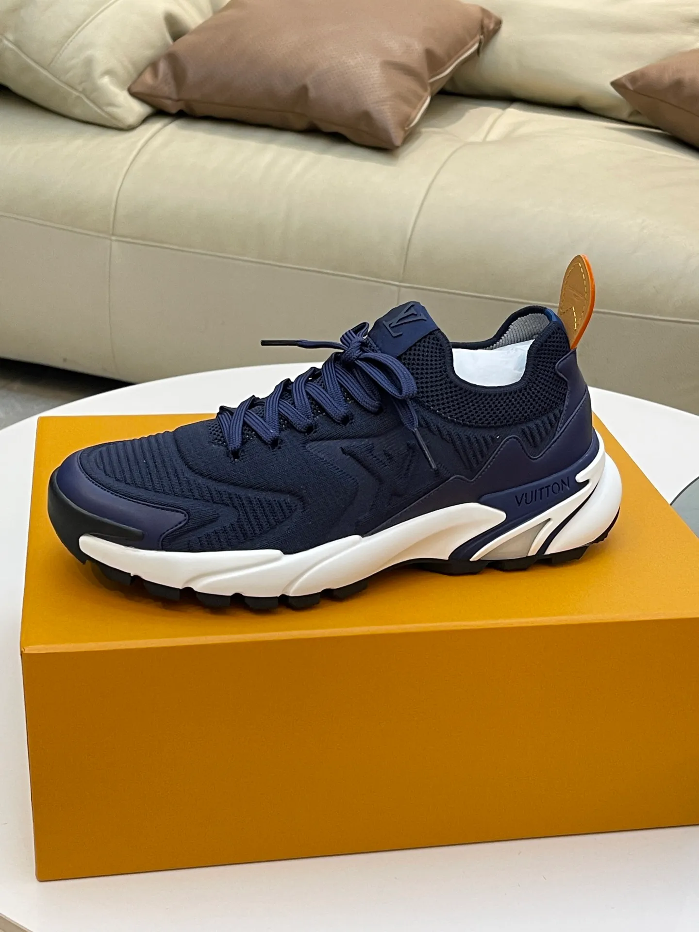 [L Home] Top P: 700💰 Size: 39-44 (customized at 38.45.46) LV Donkey Brand Louis Vuitton RUNNER TATIC new men's sneakers This LV Runner Tatic sneaker uses a whole piece of technical knitting to create an easy-to-take-off design, and then outlines the upper with cow leather trim. The LV logo on the side releases a dynamic atmosphere between the textures, the leather back strap is shaped like the handle fastener of the Louis Vuitton leather goods series, and the lightweight and wear-resistant two-tone rubber sole completes the whole. The toe and heel wrap details continue to provide comfortable fabric foot support, creating a stylish and stylish upper! Comes with full original packaging!